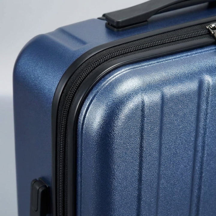 Robust hardcase kabinekuffert i mørkeblå med separate rum til laptop og tablet, perfekt til rejsen.