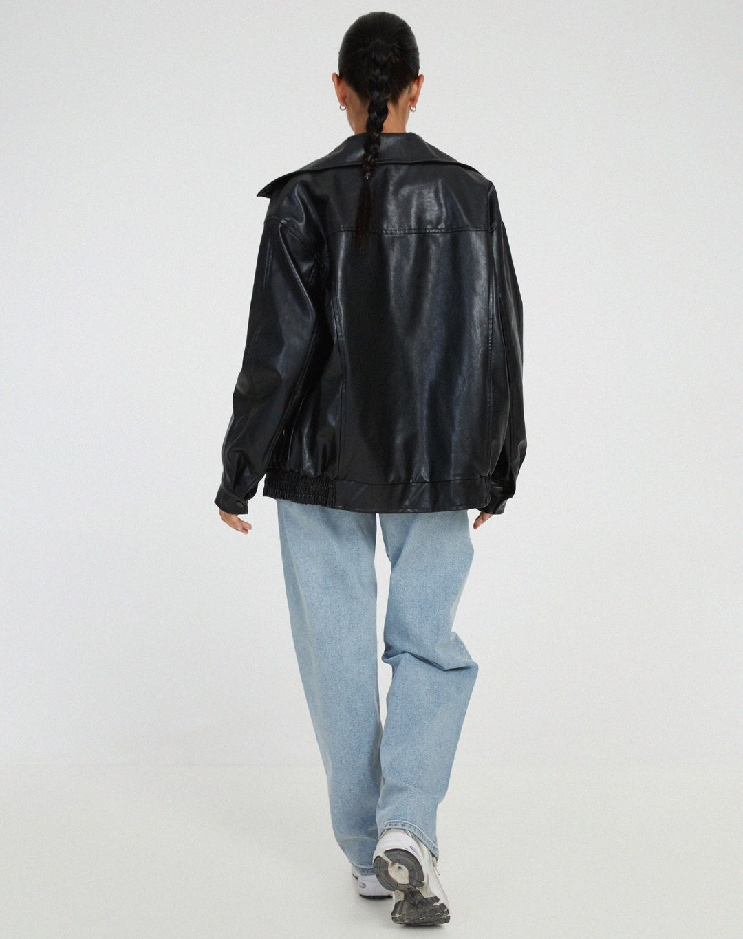 Alsidig dame overgangsjakke: Mørkebrun oversized bomberjakke. Streetstyle look til forår & efterår.