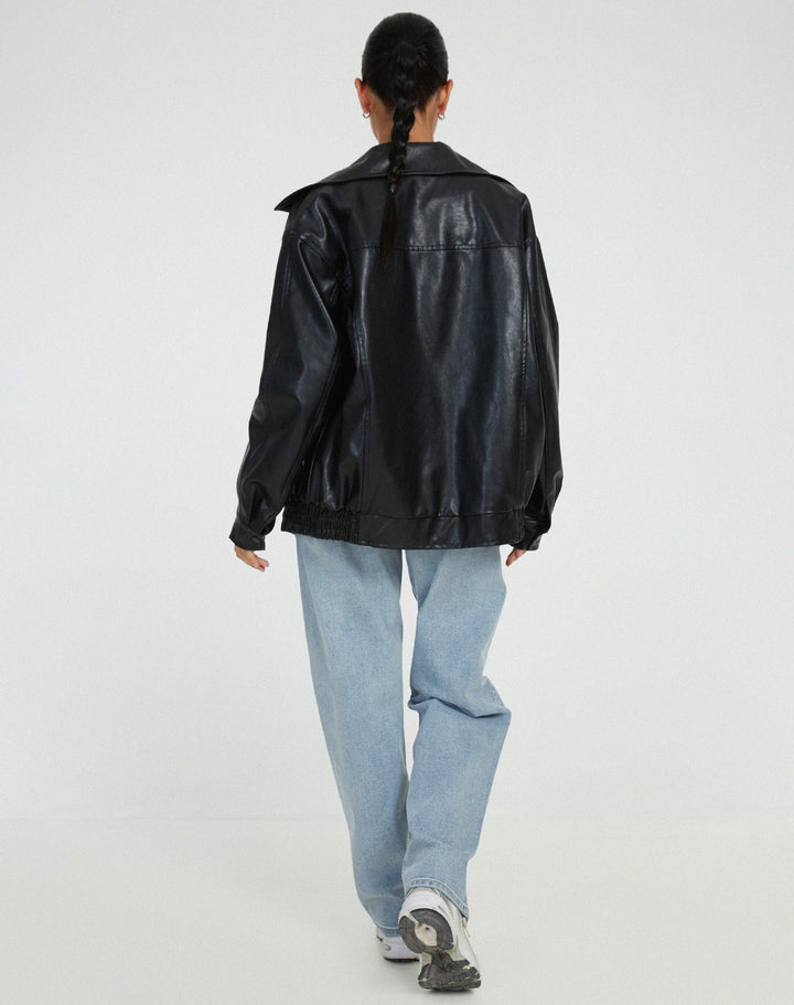 Alsidig dame overgangsjakke: Mørkebrun oversized bomberjakke. Streetstyle look til forår & efterår.