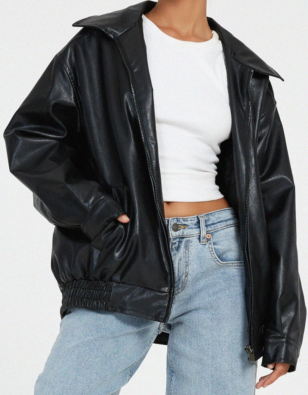 Trendy sort oversized dame bomberjakke. Moderne streetstyle til kvinder, perfekt til efterår/forår.