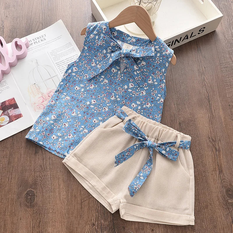 Pige sommerensemble, ærmeløs top med sløjfe, luftige shorts, blomstermønster, perfekt pasform til varme dage.