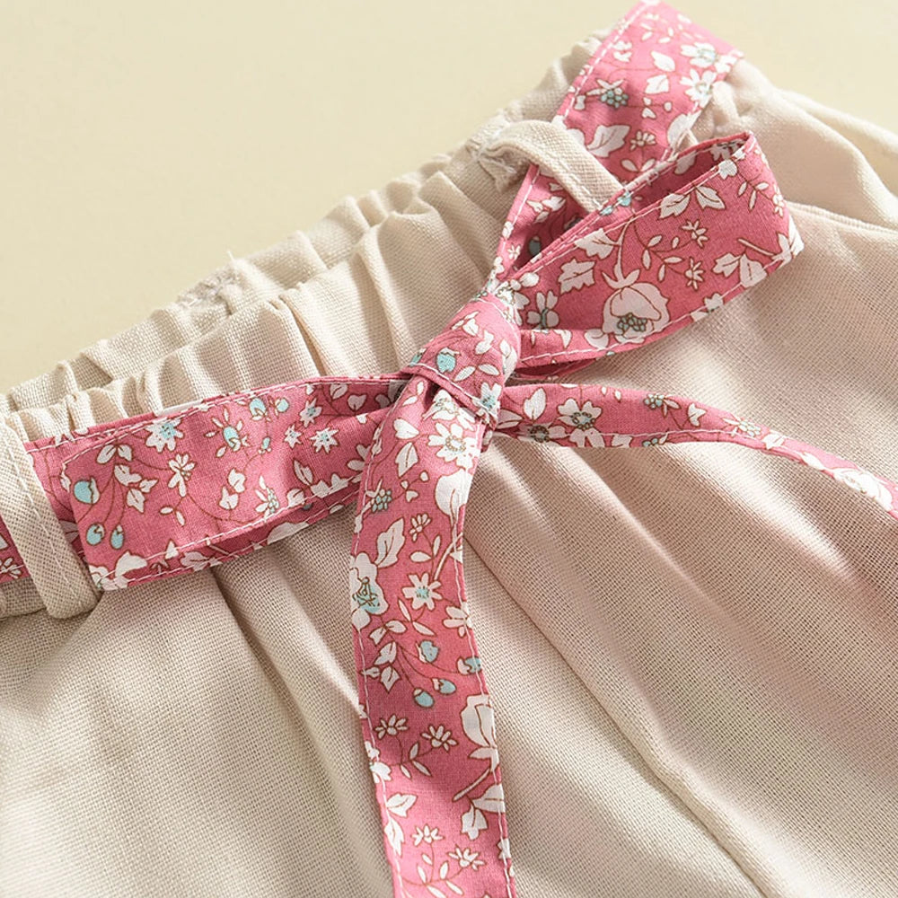 Pige sommerensemble, ærmeløs top med sløjfe, luftige shorts, blomstermønster, perfekt pasform til varme dage.