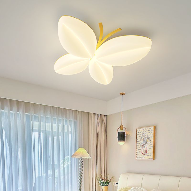 Magisk Starlit loftlampe til børneværelset, fantasifuldt design med blid LED-belysning i forskellige farver.