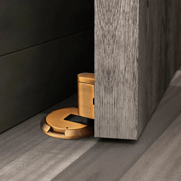 Magnetisk dørstopper uden boring, stærk magnetisk kraft, elegant design, selvklæbende, egnet til indendørs/udendørs brug.