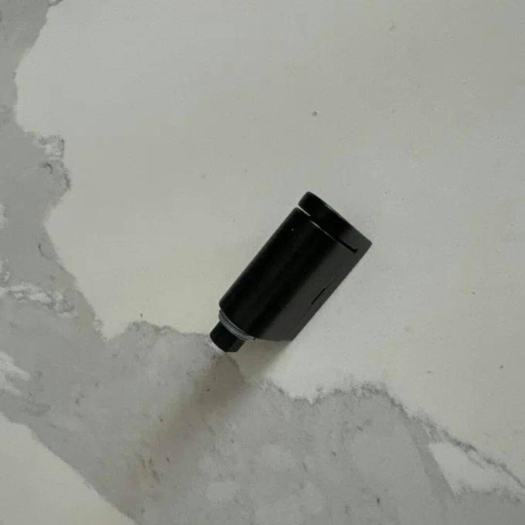 Magnetisk dørstopper uden boring, stærk magnetisk kraft, elegant design, selvklæbende, egnet til indendørs/udendørs brug.