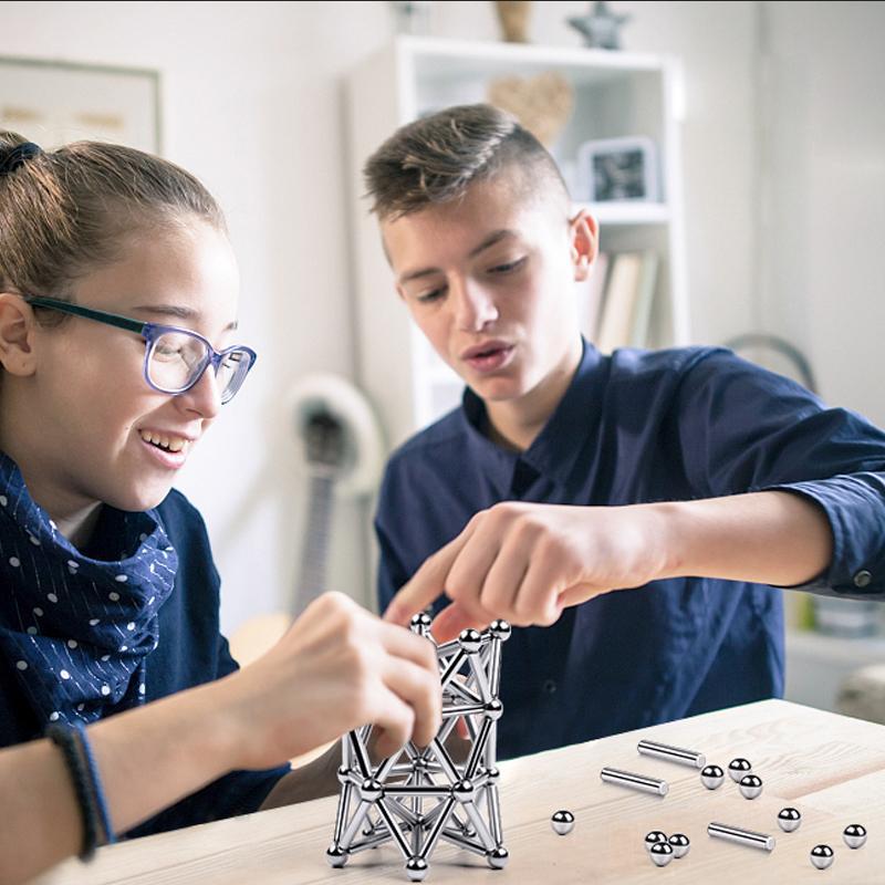 Magnetisk sæt af sølvfarvede stænger og kugler, perfekt til kreative DIY-projekter, på lys baggrund