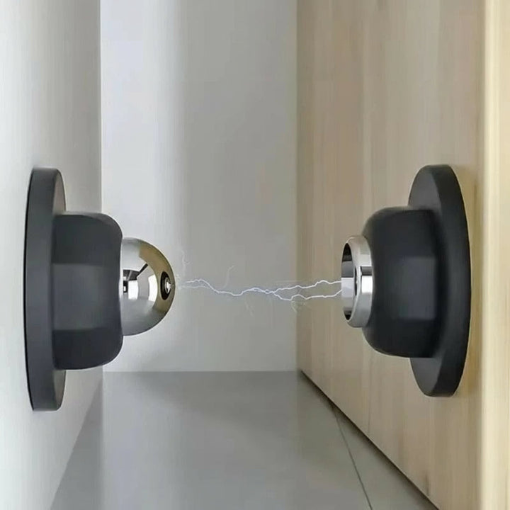 Holdbar magnetisk dørstopper i rustfrit stål. Skadefri montering, perfekt til hjemmets sikkerhed.