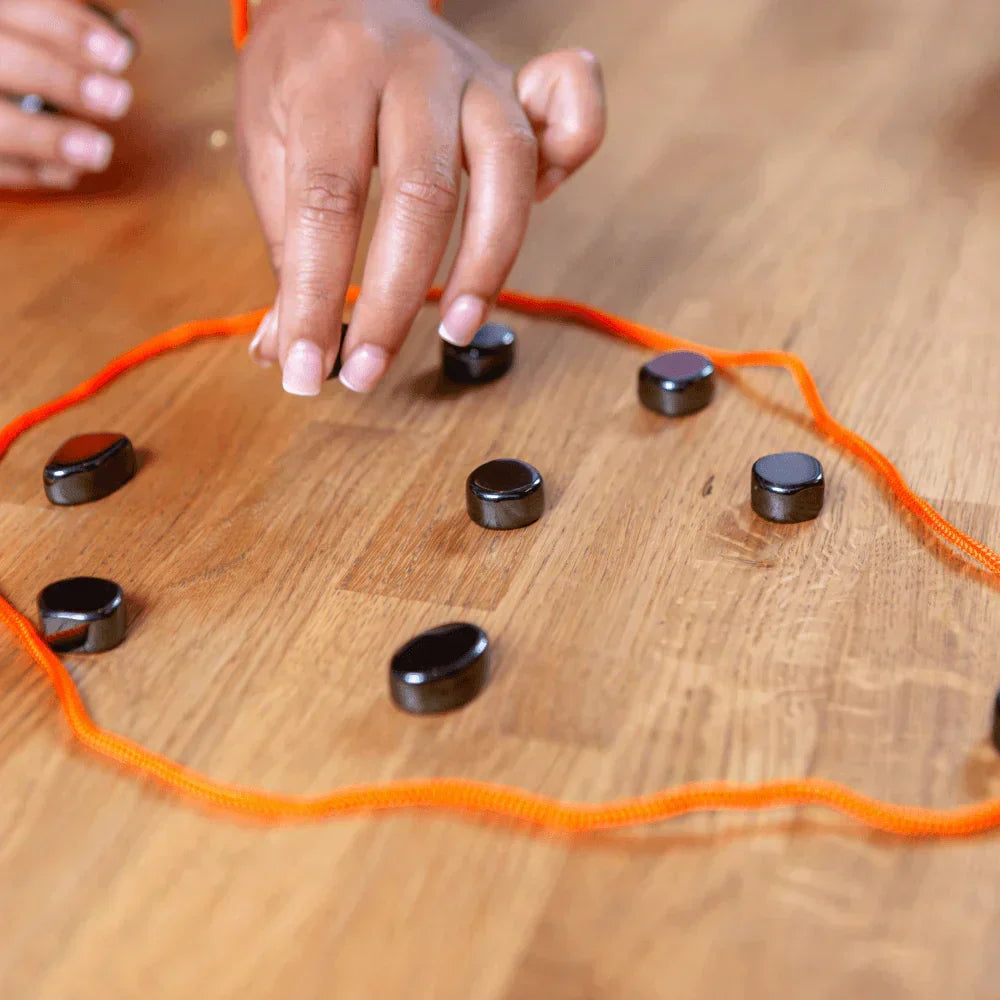 Bærbart magnetisk skaksæt, ideelt til rejser og udendørs spil. Robust design til sjov strategi med familien.