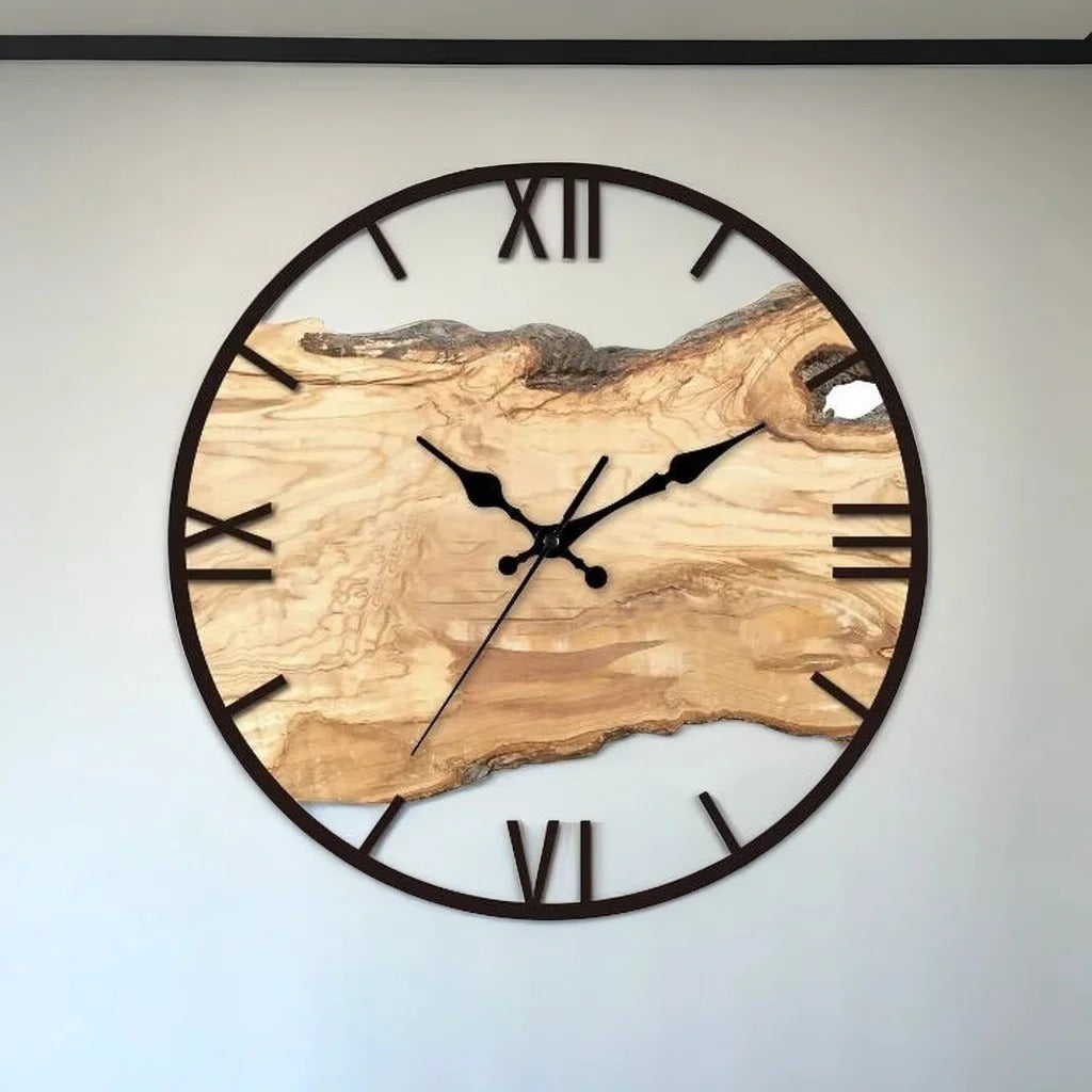 Nærbillede af LucidHours gennemsigtige vægur monteret på en væg, der fremhæver klart akrylmateriale