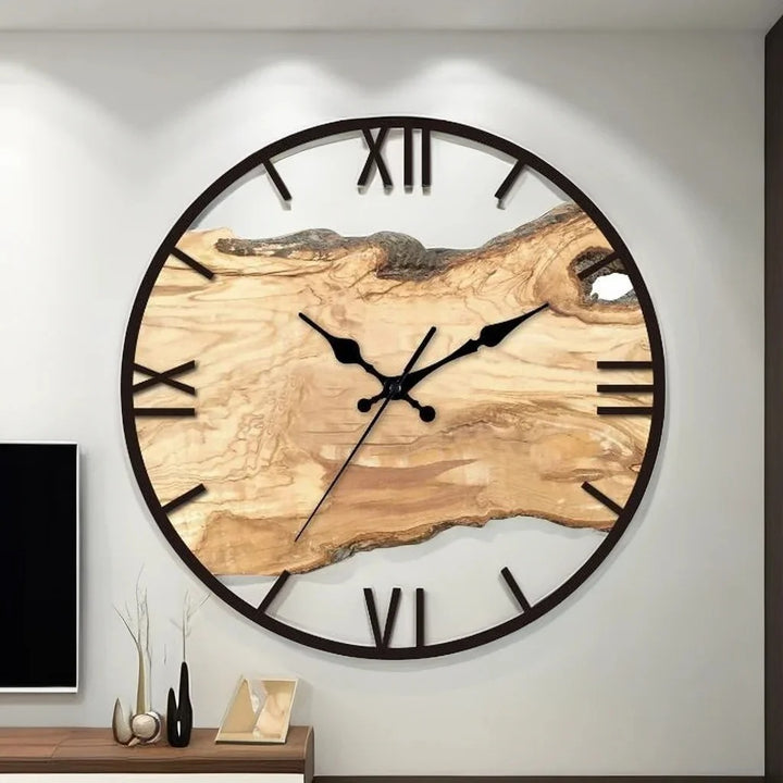 Gennemsigtigt vægur med minimalistisk design og sølvvisere, perfekt til moderne indretning
