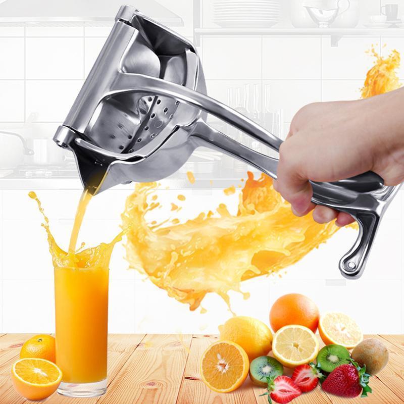 Manuel frugtpresser i rustfrit stål med ergonomisk håndtag, kompakt og stilfuld, til høj saftudvinding på køkkenbordet.