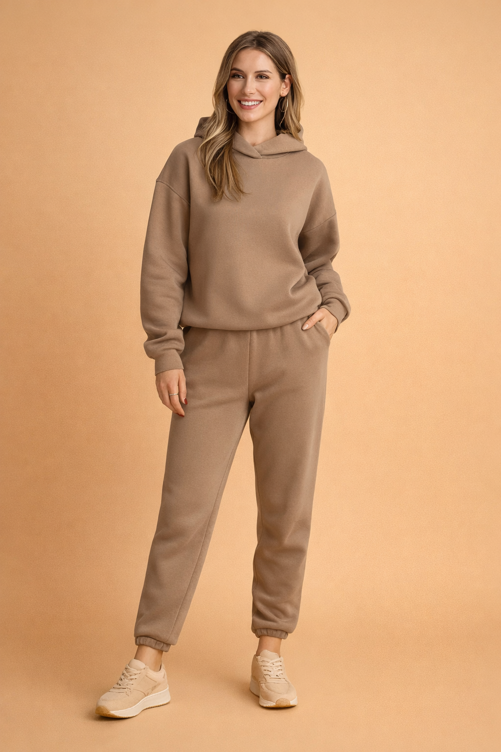 Marlee komfortabelt fritidssæt til kvinder: sweatshirt og bukser. Perfekt til afslapning eller hverdagsaktiviteter.