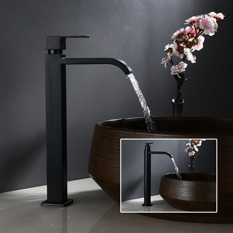 Matsort énhendels servantarmatur i moderne design, elegant finish, ideel til stilfulde badeværelser.