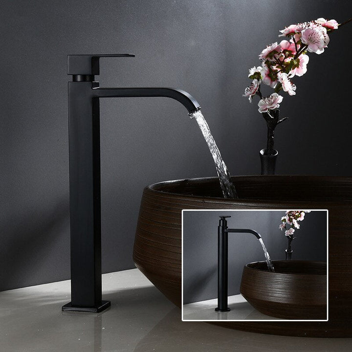 Matsort énhendels servantarmatur i moderne design, elegant finish, ideel til stilfulde badeværelser.