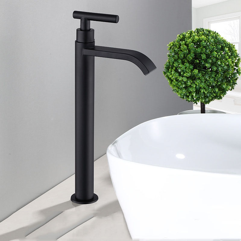 Matsort énhendels servantarmatur i moderne design, elegant finish, ideel til stilfulde badeværelser.