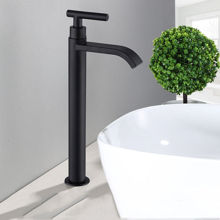 Matsort énhendels servantarmatur i moderne design, elegant finish, ideel til stilfulde badeværelser.