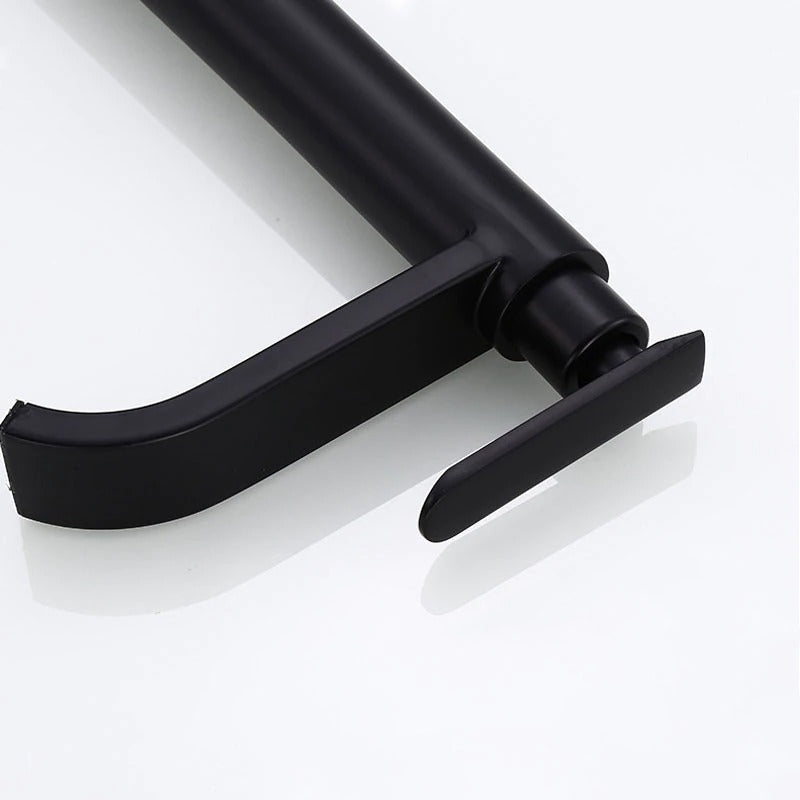 Matsort énhendels servantarmatur i moderne design, elegant finish, ideel til stilfulde badeværelser.