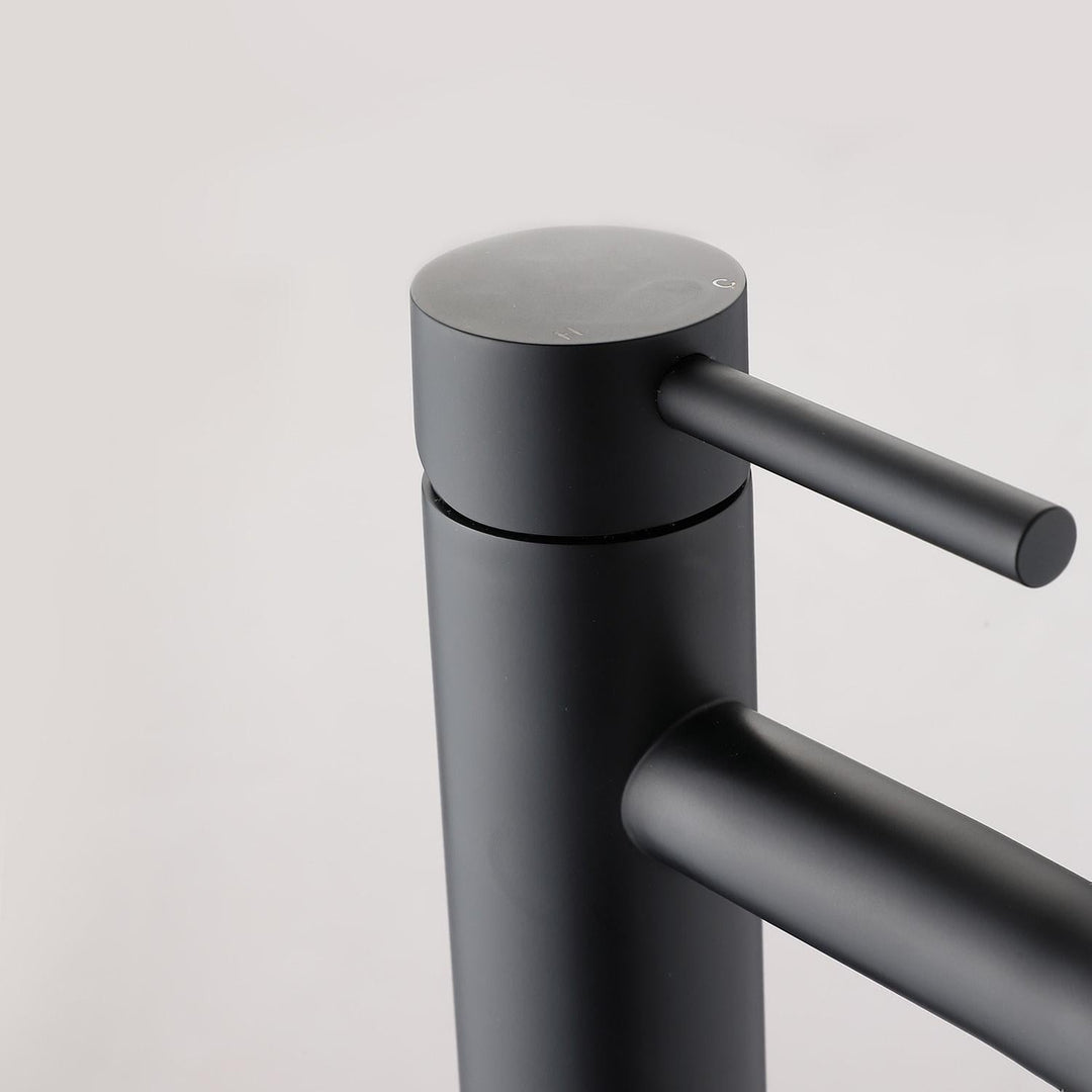 Matsort énhendels servantarmatur i moderne design, elegant finish, ideel til stilfulde badeværelser.