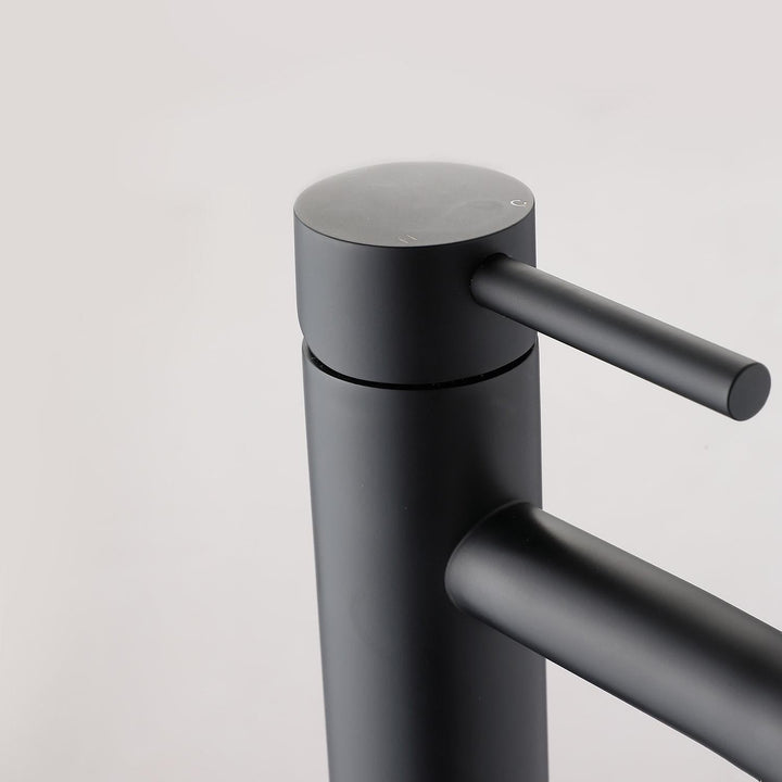 Matsort énhendels servantarmatur i moderne design, elegant finish, ideel til stilfulde badeværelser.
