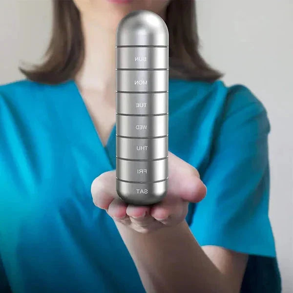Robust aluminium pillebeholder til sikker opbevaring af medicin på rejsen. Vandtæt og holdbar.