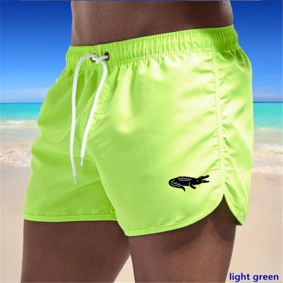 Flerfarvede, lette strandshorts med elastisk talje og moderne print, perfekt til sommer og sport.