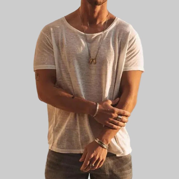 Komfortabel herre t-shirt med rund hals og korte ærmer for et afslappet hverdagslook. Perfekt basistøj.