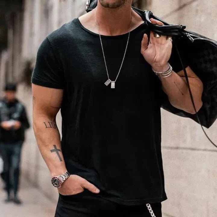 Klassisk casual t-shirt til mænd med rund hals, korte ærmer. Løs pasform ideel til sommer og fritid.