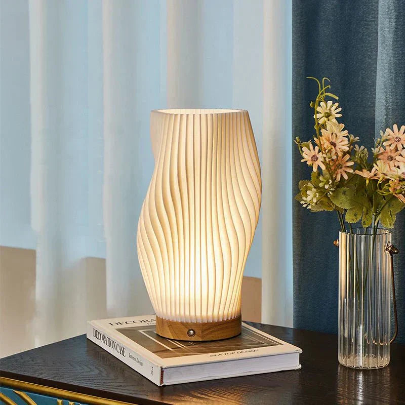 Minimalistisk MIKKEL bordlampe; LED med dæmpbar funktion, skaber varm og hyggelig belysning.
