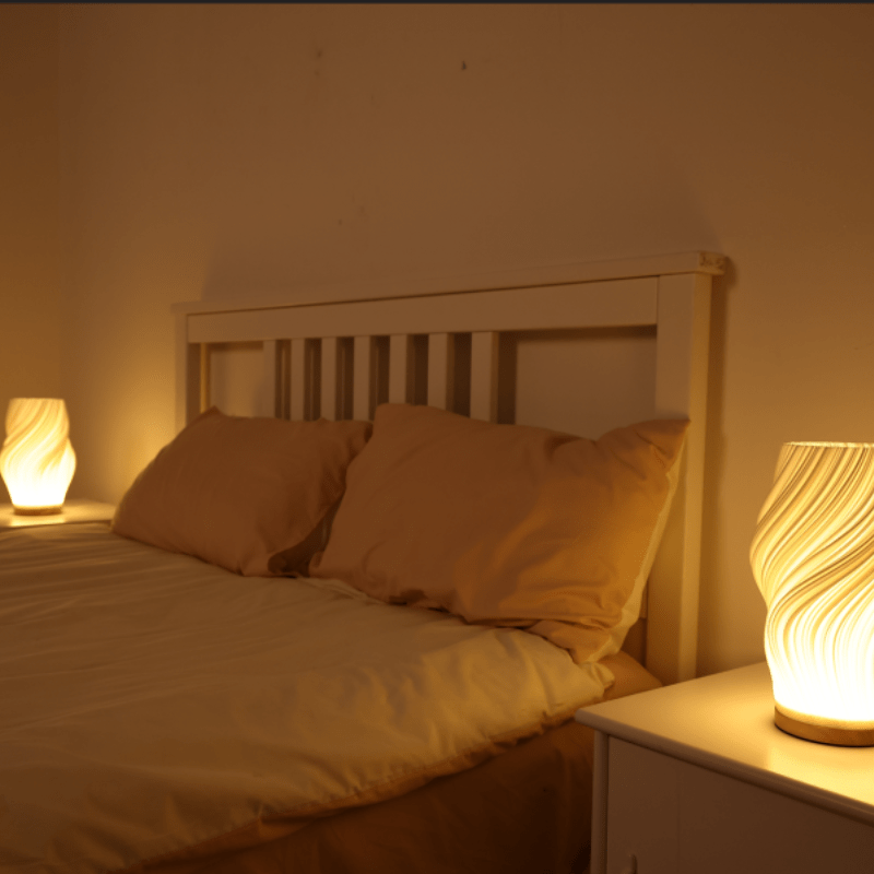 Lille MIKKEL bordlampe; minimalistisk LED designlampe, dæmpbar for hyggelig stemning i hjemmet.
