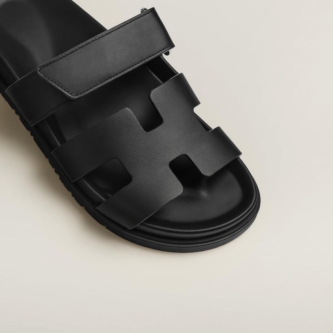 Hverdagskomfort: flade damesandaler med tyk sål og stilfuldt design.