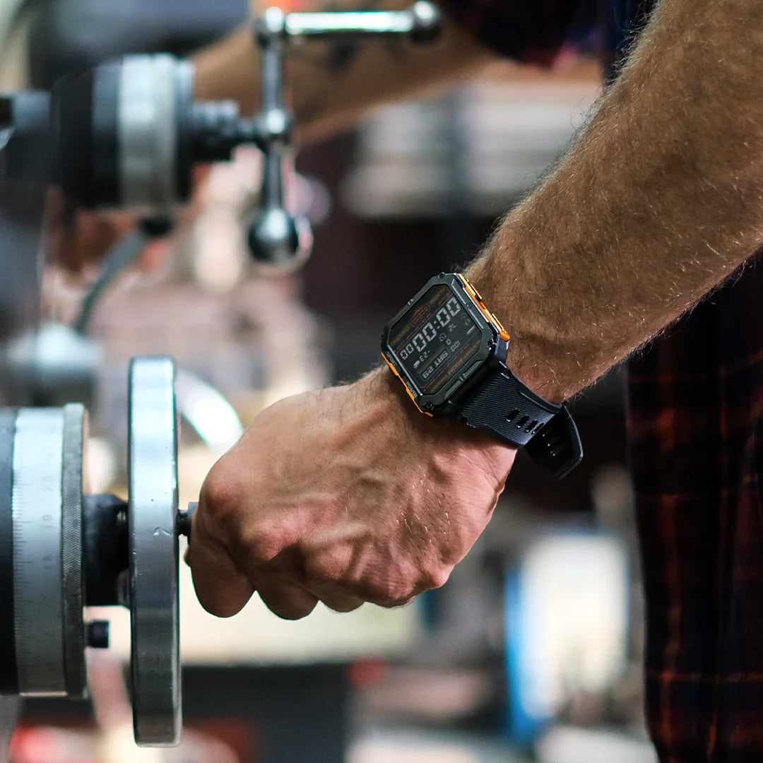Militær smartwatch med metalramme, robust design, Gorilla Glass og sundhedsovervågning i vilde omgivelser.