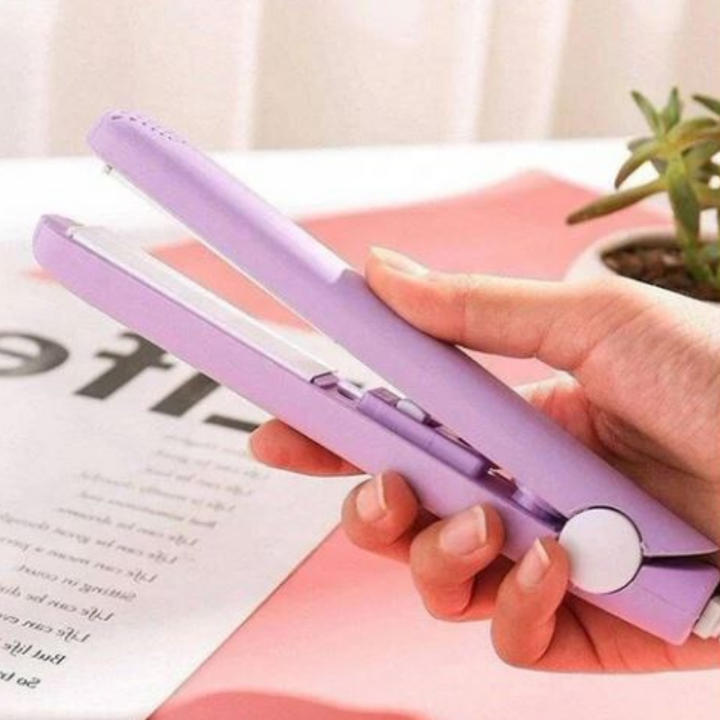 MiniCurler 2-i-1 keramisk krølle- og glattejern i lilla, kompakt, ergonomisk, hurtig styling til rejser.