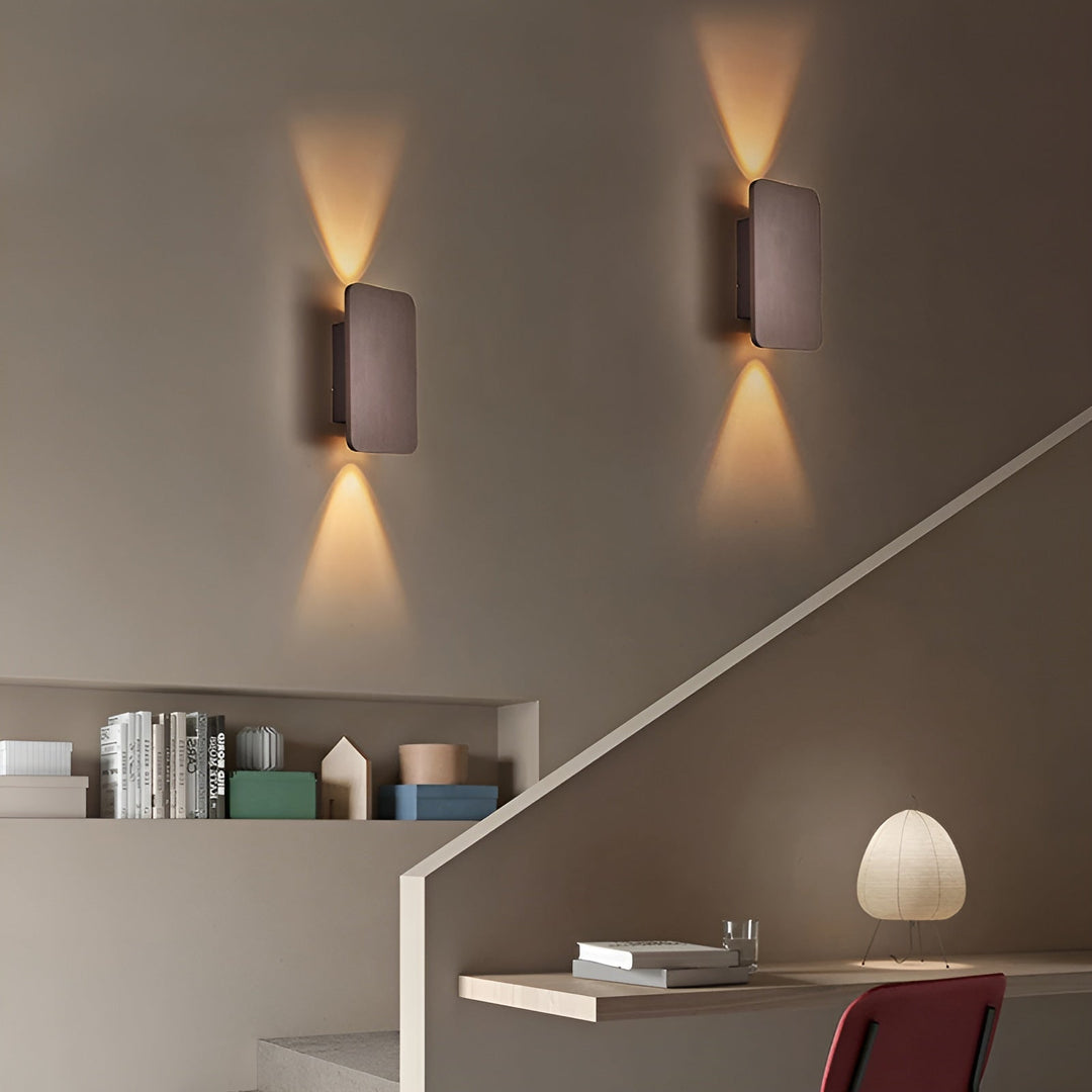 Minimalistisk LED-væglampe til stilfuld indretning, rektangulært design, varm lyskilde, energieffektiv, aluminium.