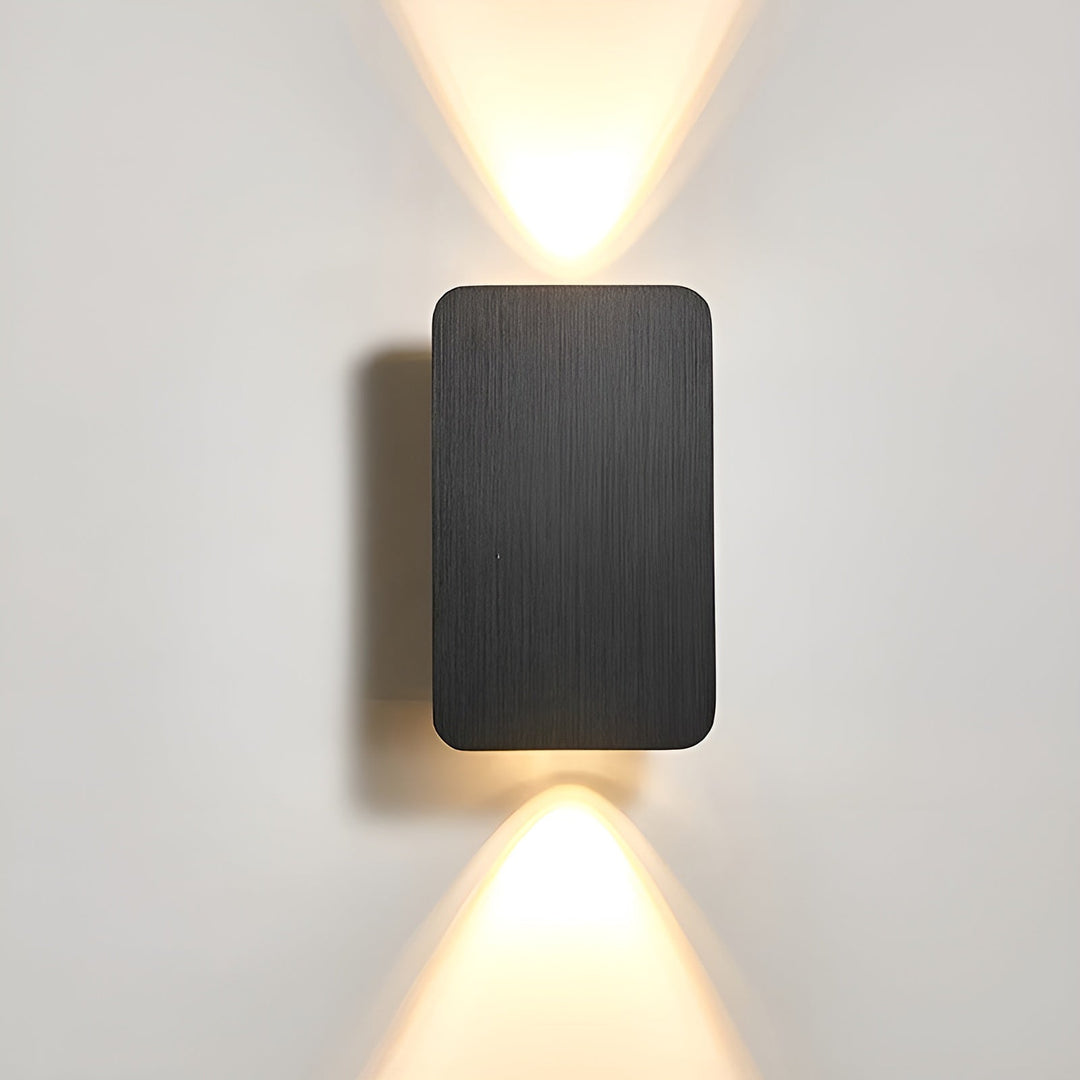 Minimalistisk LED-væglampe til stilfuld indretning, rektangulært design, varm lyskilde, energieffektiv, aluminium.
