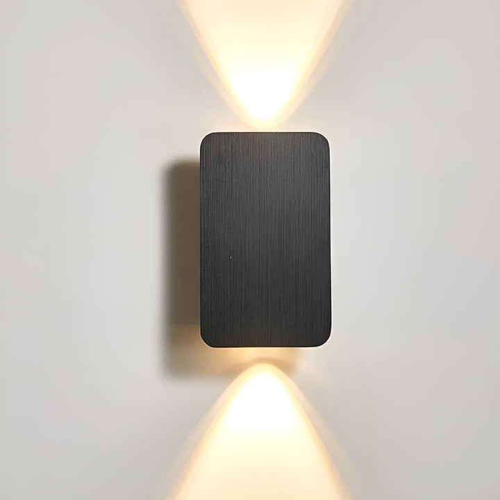 Minimalistisk LED-væglampe til stilfuld indretning, rektangulært design, varm lyskilde, energieffektiv, aluminium.