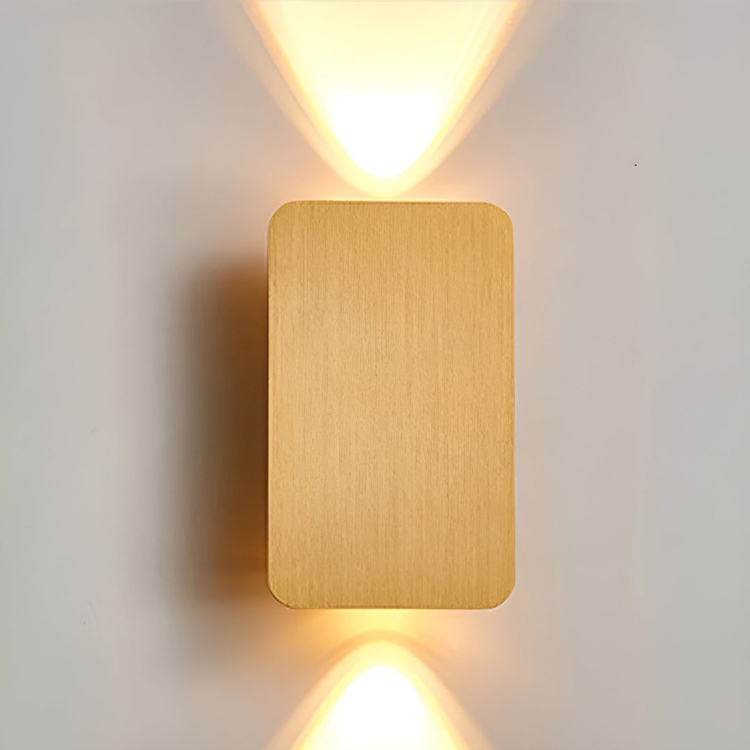 Minimalistisk LED-væglampe til stilfuld indretning, rektangulært design, varm lyskilde, energieffektiv, aluminium.