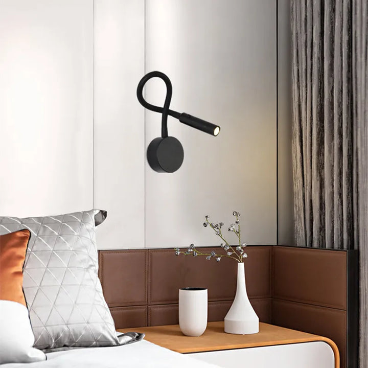 Minimalistisk læse-væglampe med fleksibel arm, LED-teknologi, i sort eller hvid. Perfekt til hyggelig læsning, stilfuld og effektiv.