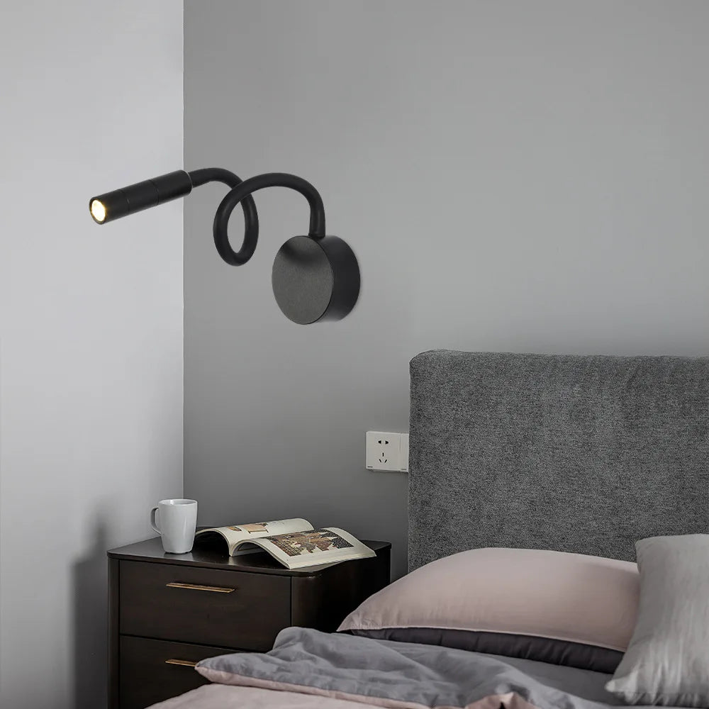 Minimalistisk læse-væglampe med fleksibel arm, LED-teknologi, i sort eller hvid. Integreres perfekt i moderne hjem.