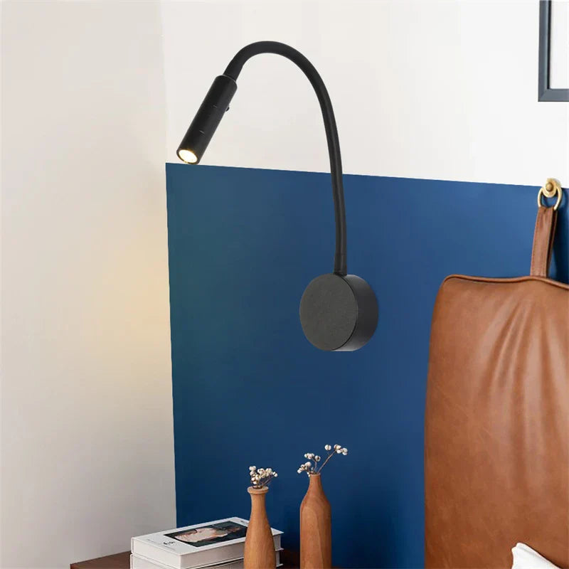 Minimalistisk læse-væglampe med fleksibel arm, LED-teknologi, i sort eller hvid. Giver fokuseret lys, velegnet som sengelampe.