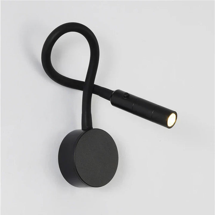 Minimalistisk læse-væglampe med fleksibel arm, LED-teknologi, i sort eller hvid. Enkel at montere, funktionel og elegant.