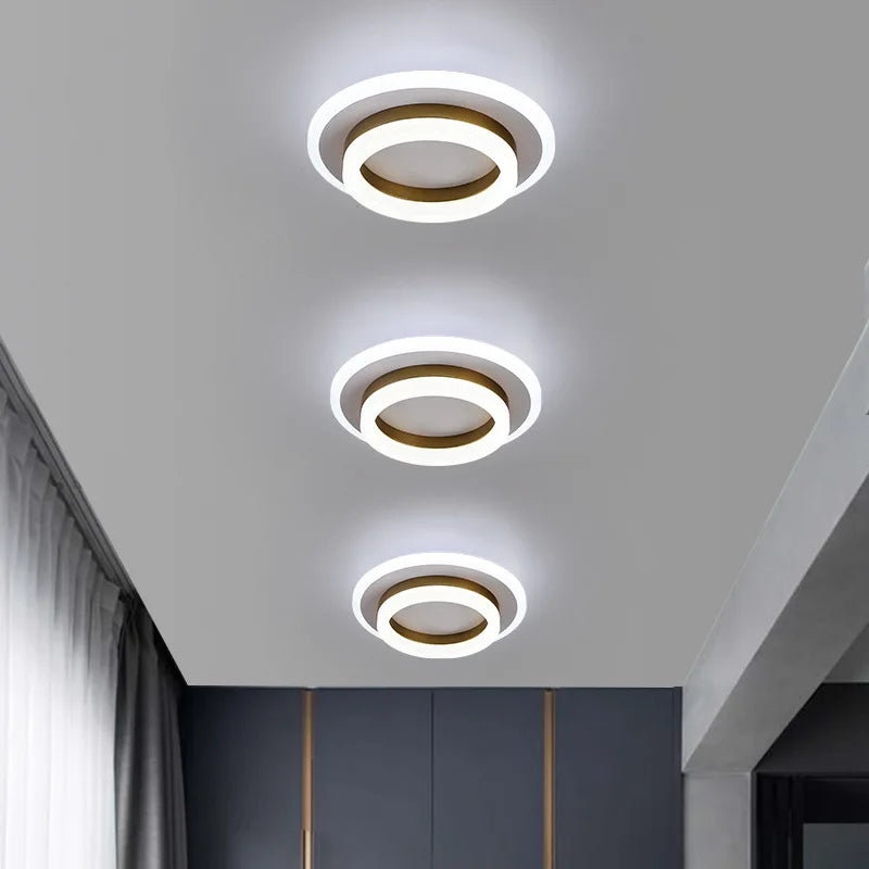 Minimalistisk moderne loftslys med rene linjer i akryl og metal, ideel til elegant rumbelysning.