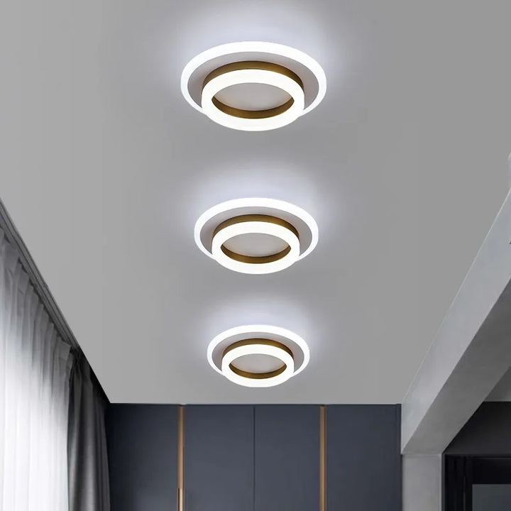 Minimalistisk moderne loftslys med rene linjer i akryl og metal, ideel til elegant rumbelysning.