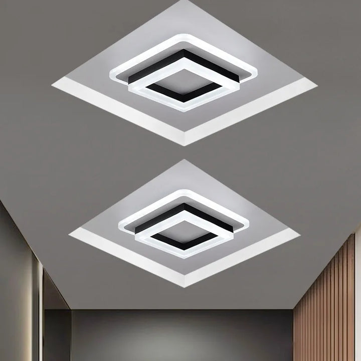 Minimalistisk moderne loftslys med rene linjer i akryl og metal, ideel til elegant rumbelysning.