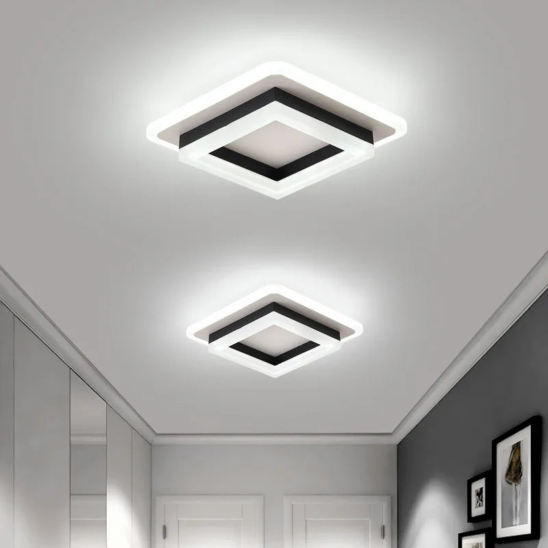 Minimalistisk moderne loftslys med rene linjer i akryl og metal, ideel til elegant rumbelysning.
