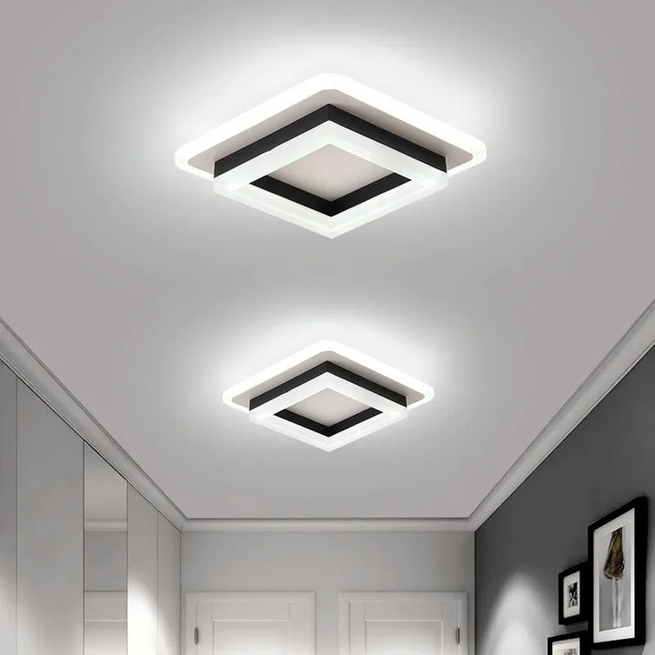 Minimalistisk moderne loftslys med rene linjer i akryl og metal, ideel til elegant rumbelysning.