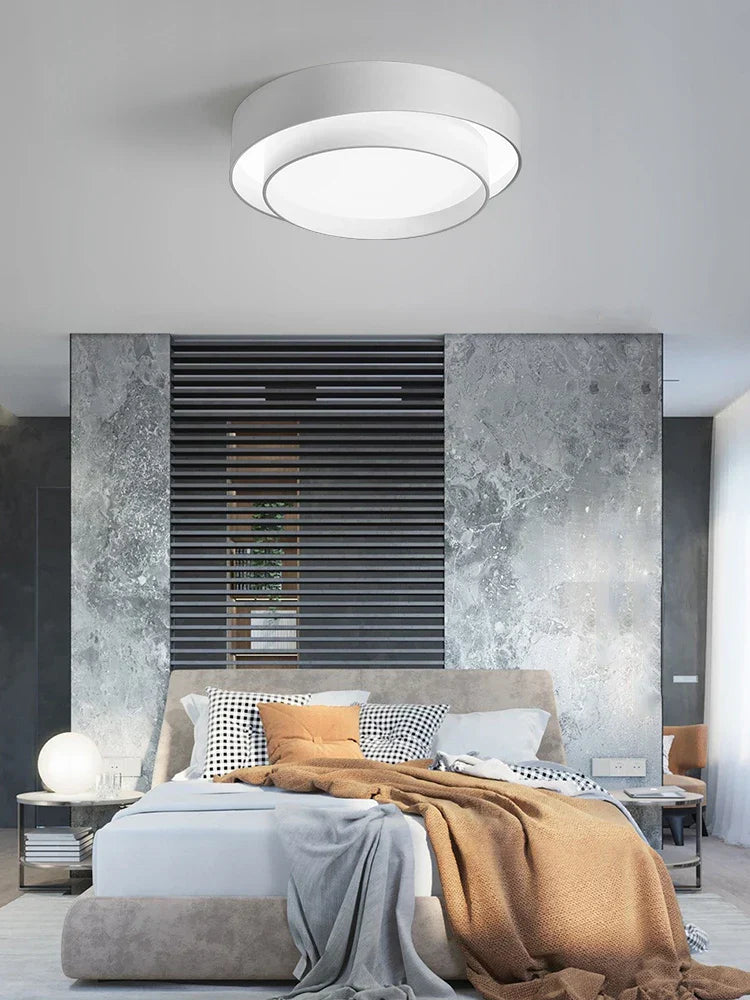 Minimalistisk NordicAura LED Loftlampe i hvidt, fladt design, energibesparende, jævn belysning til stue.
