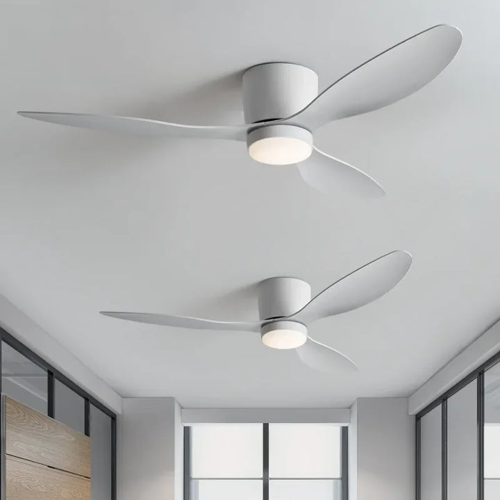Minimalistisk LED loftventilator med fjernbetjening, stilrent design, energieffektiv belysning, hvid finish.