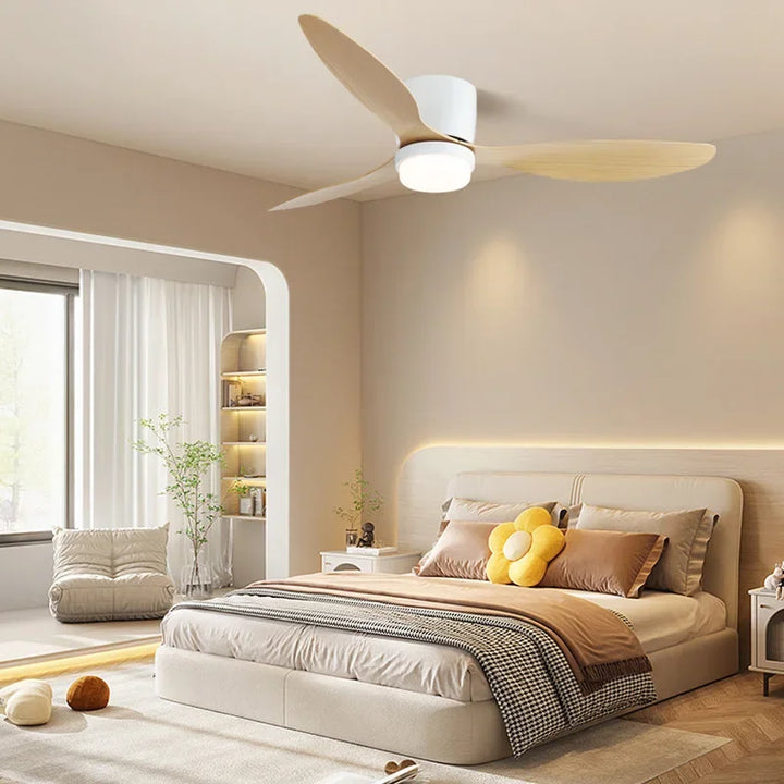 Minimalistisk LED loftventilator med fjernbetjening, stilrent design, energieffektiv belysning, hvid finish.