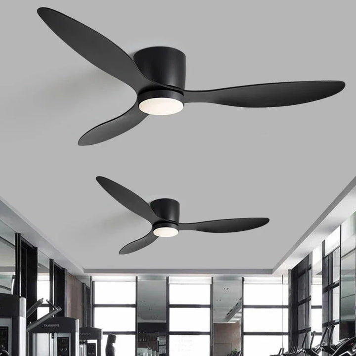 Minimalistisk LED loftventilator med fjernbetjening, stilrent design, energieffektiv belysning, hvid finish.