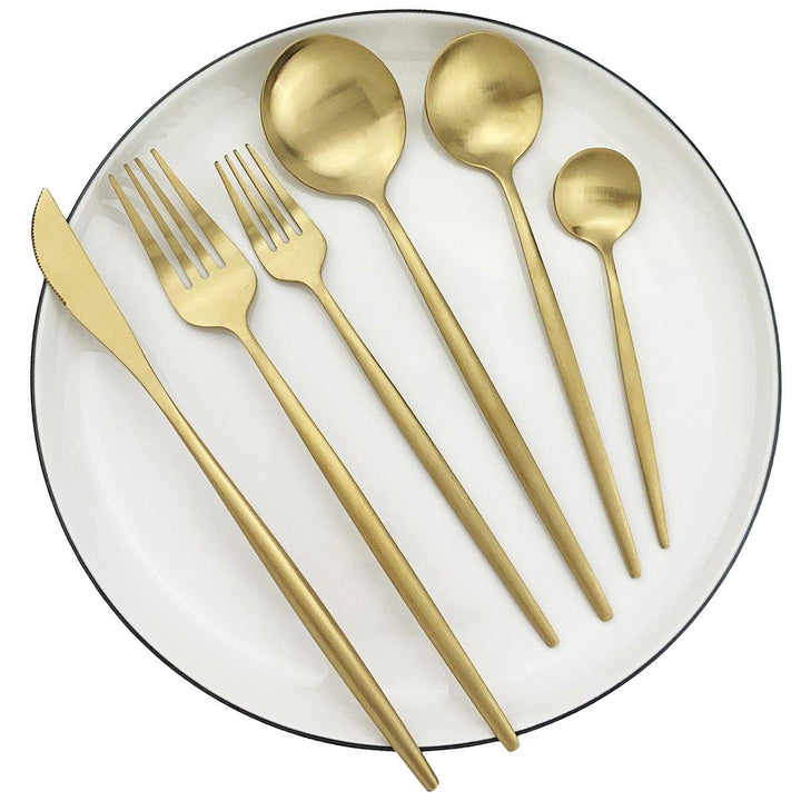 Minimalistisk, mat bestiksæt i rustfrit stål på trægrund, elegant til hverdags- og festlige lejligheder